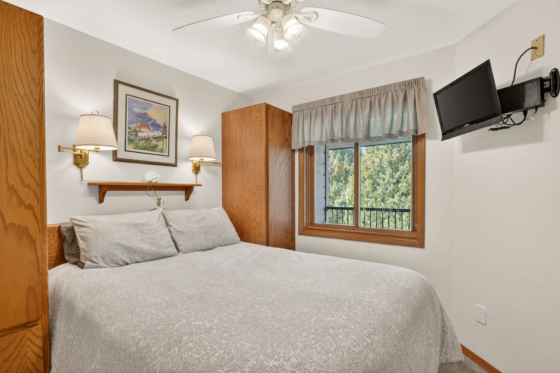 Queen bed on main level bedroom