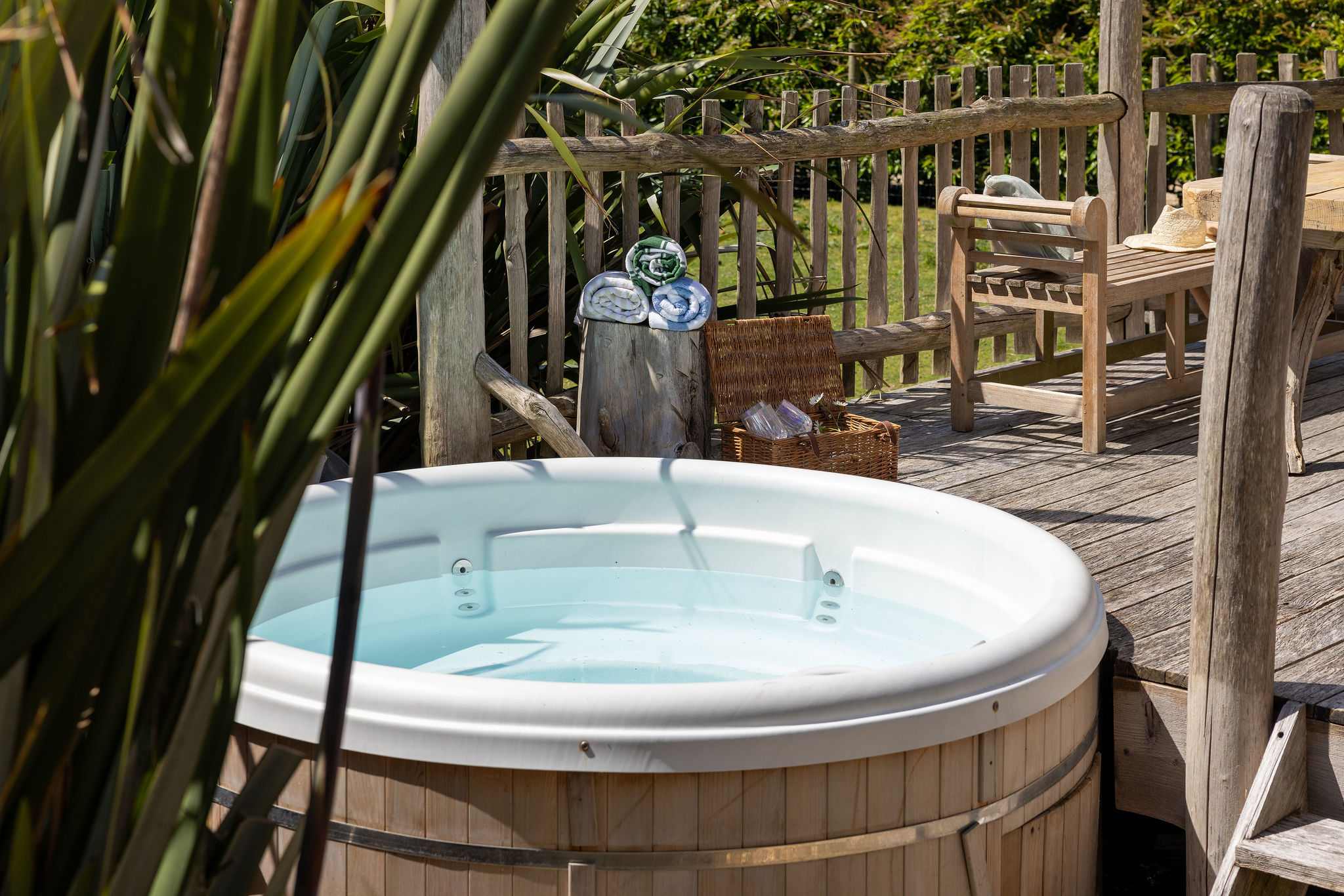 Handcrafted Woodland Retreat with Hot Tub