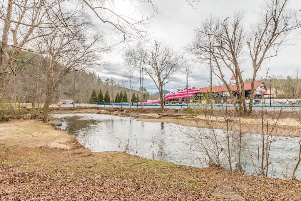 RIVERFRONT IN HELEN | HOT TUB | POOL TABLE | WI-FI