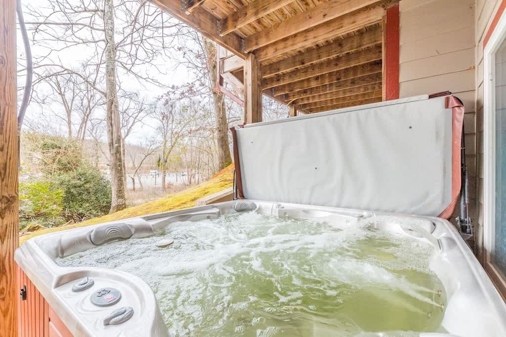 RIVERFRONT IN HELEN | HOT TUB | POOL TABLE | WI-FI