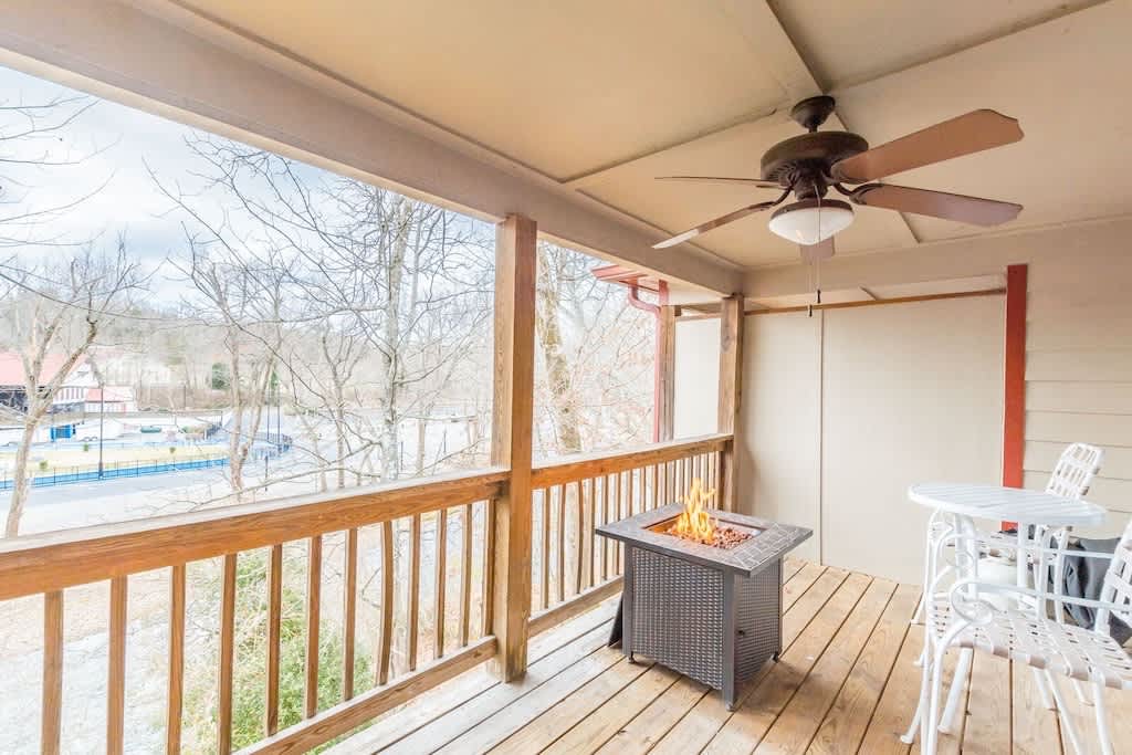 RIVERFRONT IN HELEN | HOT TUB | POOL TABLE | WI-FI