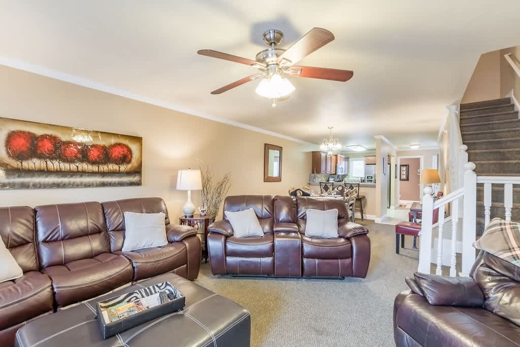 RIVERFRONT IN HELEN | HOT TUB | POOL TABLE | WI-FI