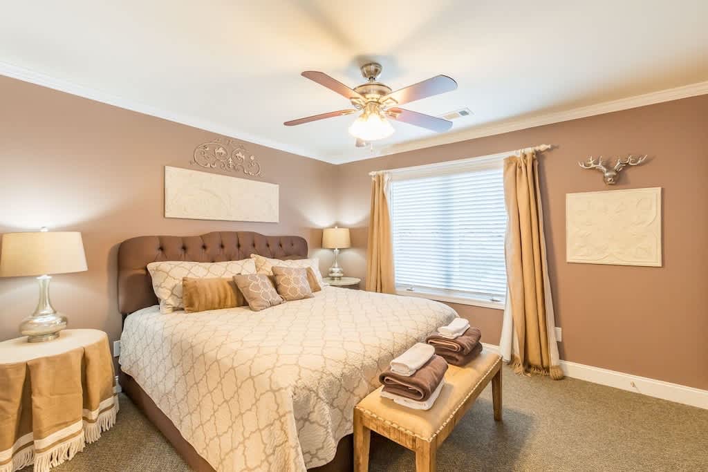 RIVERFRONT IN HELEN | HOT TUB | POOL TABLE | WI-FI