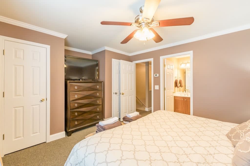 RIVERFRONT IN HELEN | HOT TUB | POOL TABLE | WI-FI