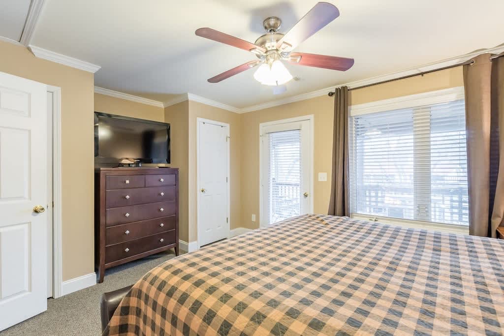 RIVERFRONT IN HELEN | HOT TUB | POOL TABLE | WI-FI