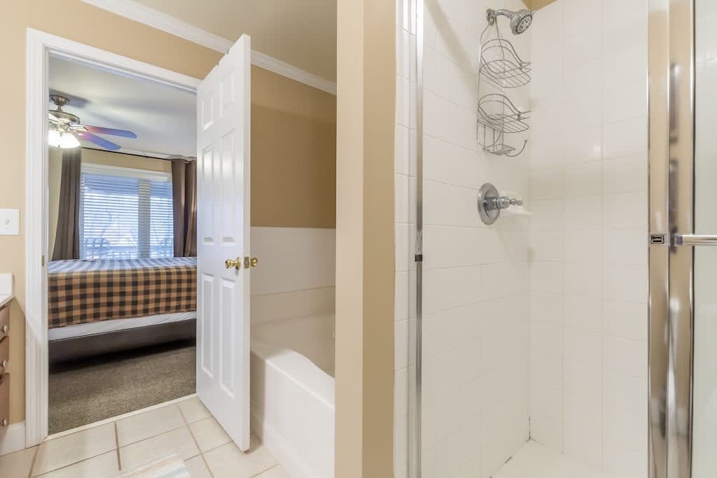 RIVERFRONT IN HELEN | HOT TUB | POOL TABLE | WI-FI