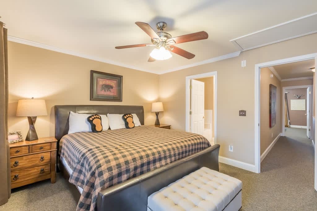 RIVERFRONT IN HELEN | HOT TUB | POOL TABLE | WI-FI