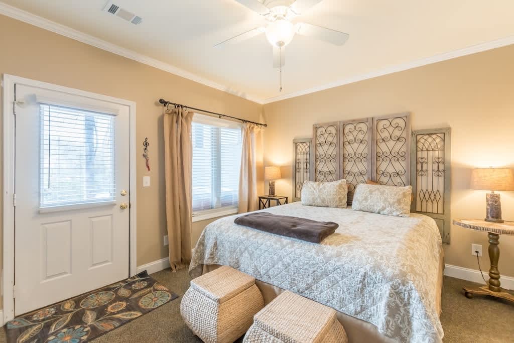 RIVERFRONT IN HELEN | HOT TUB | POOL TABLE | WI-FI