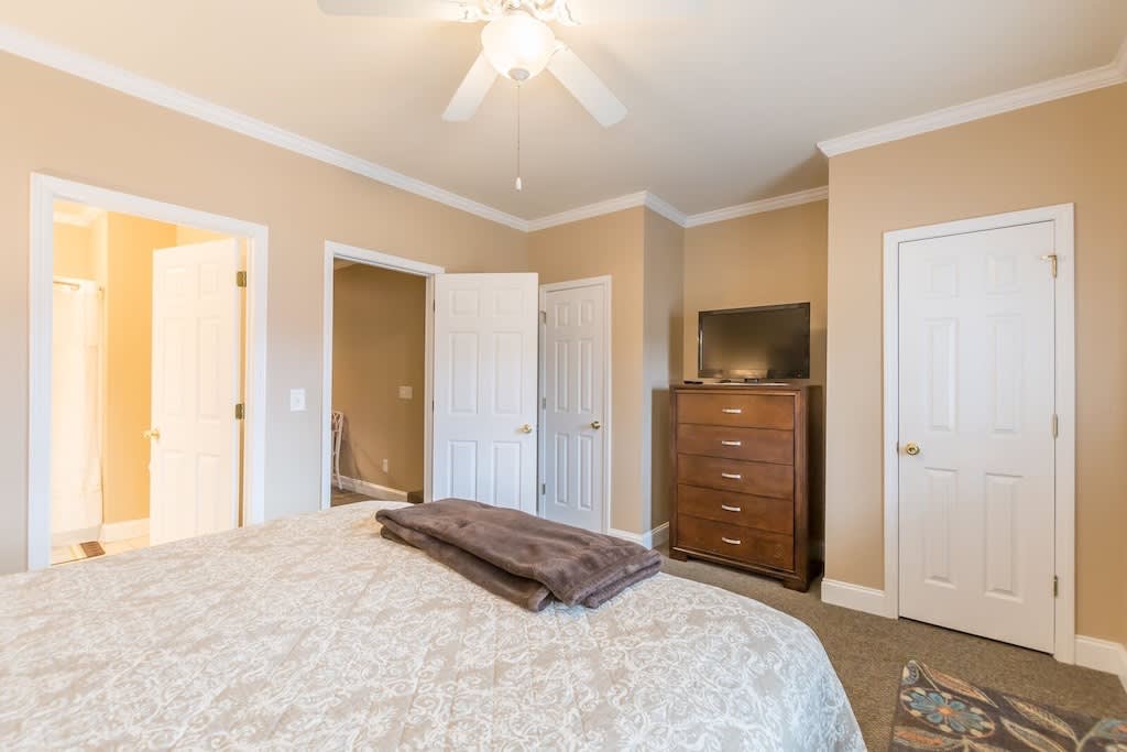 RIVERFRONT IN HELEN | HOT TUB | POOL TABLE | WI-FI