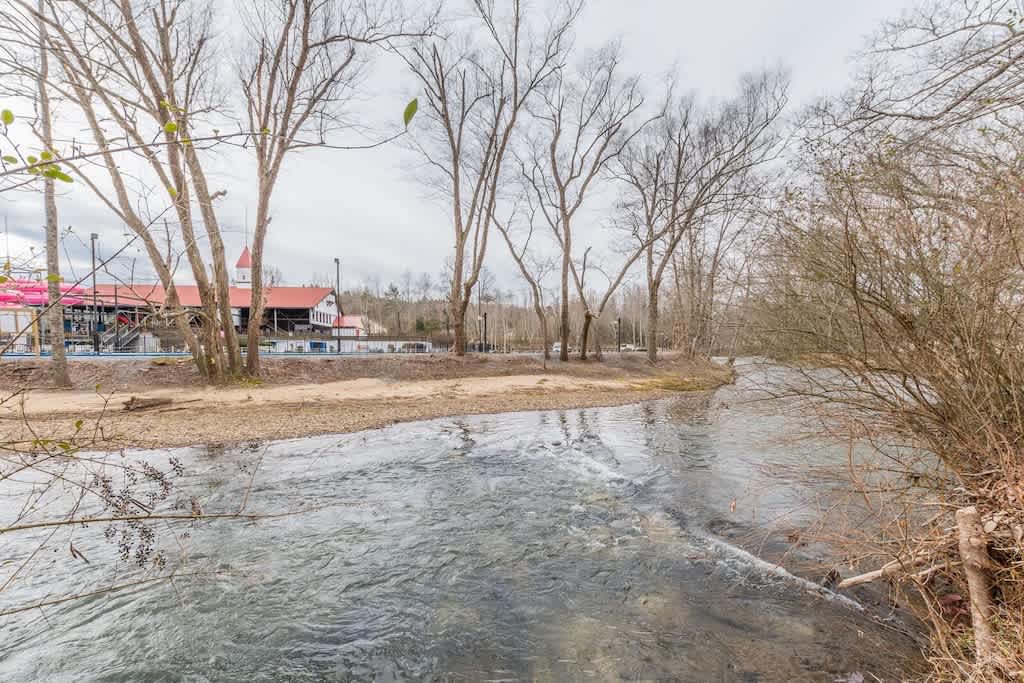 RIVERFRONT IN HELEN | HOT TUB | POOL TABLE | WI-FI
