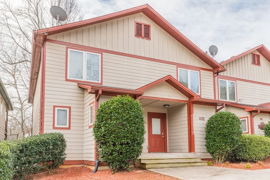 RIVERFRONT IN HELEN | HOT TUB | POOL TABLE | WI-FI