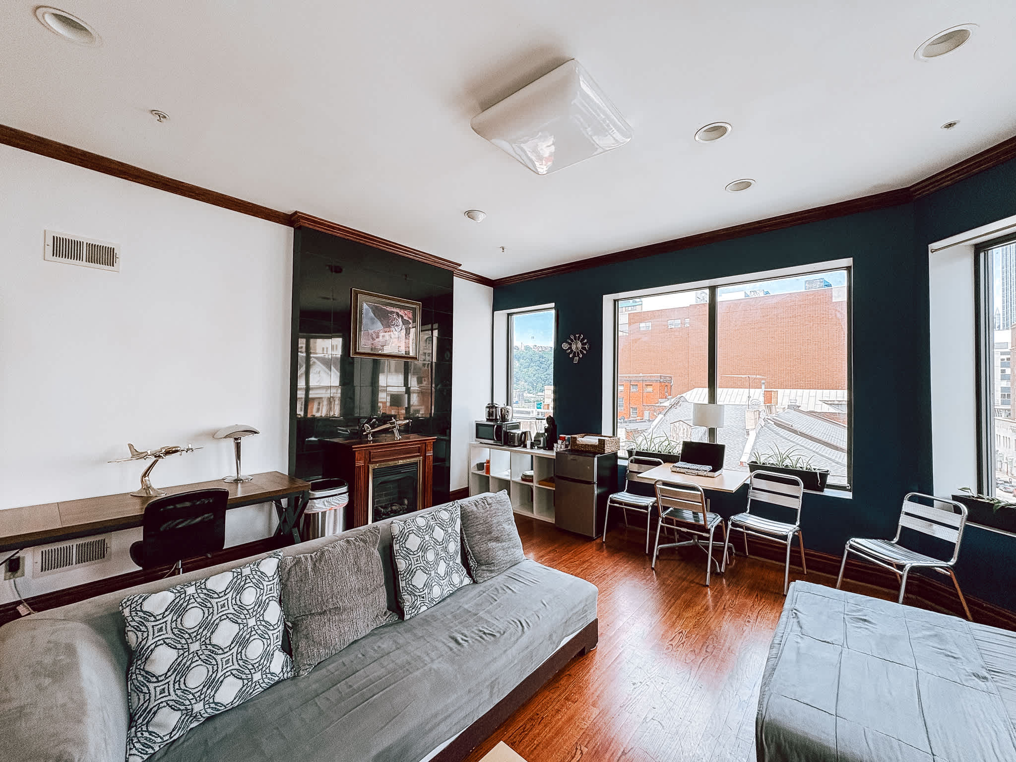 Downtown Apartment | 2 Queen Beds + 60” TV