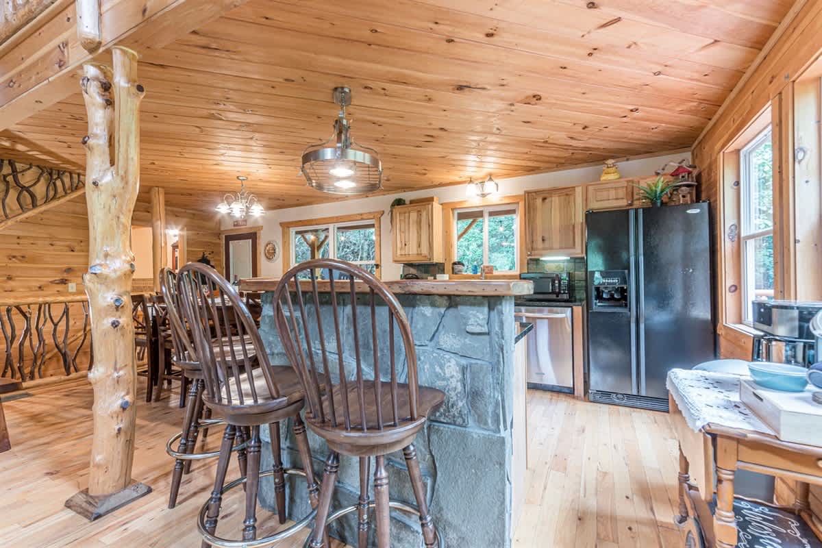 CROSS CREEK HIDEAWAY | MOUNTAINS | PET FRIENDLY