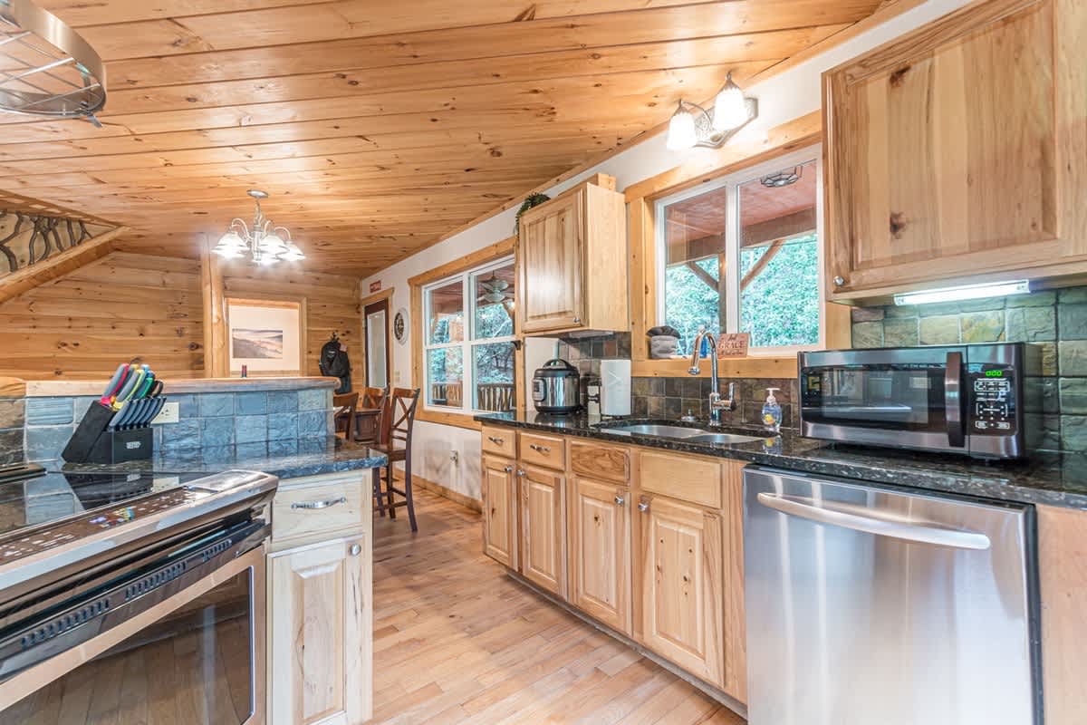 CROSS CREEK HIDEAWAY | MOUNTAINS | PET FRIENDLY