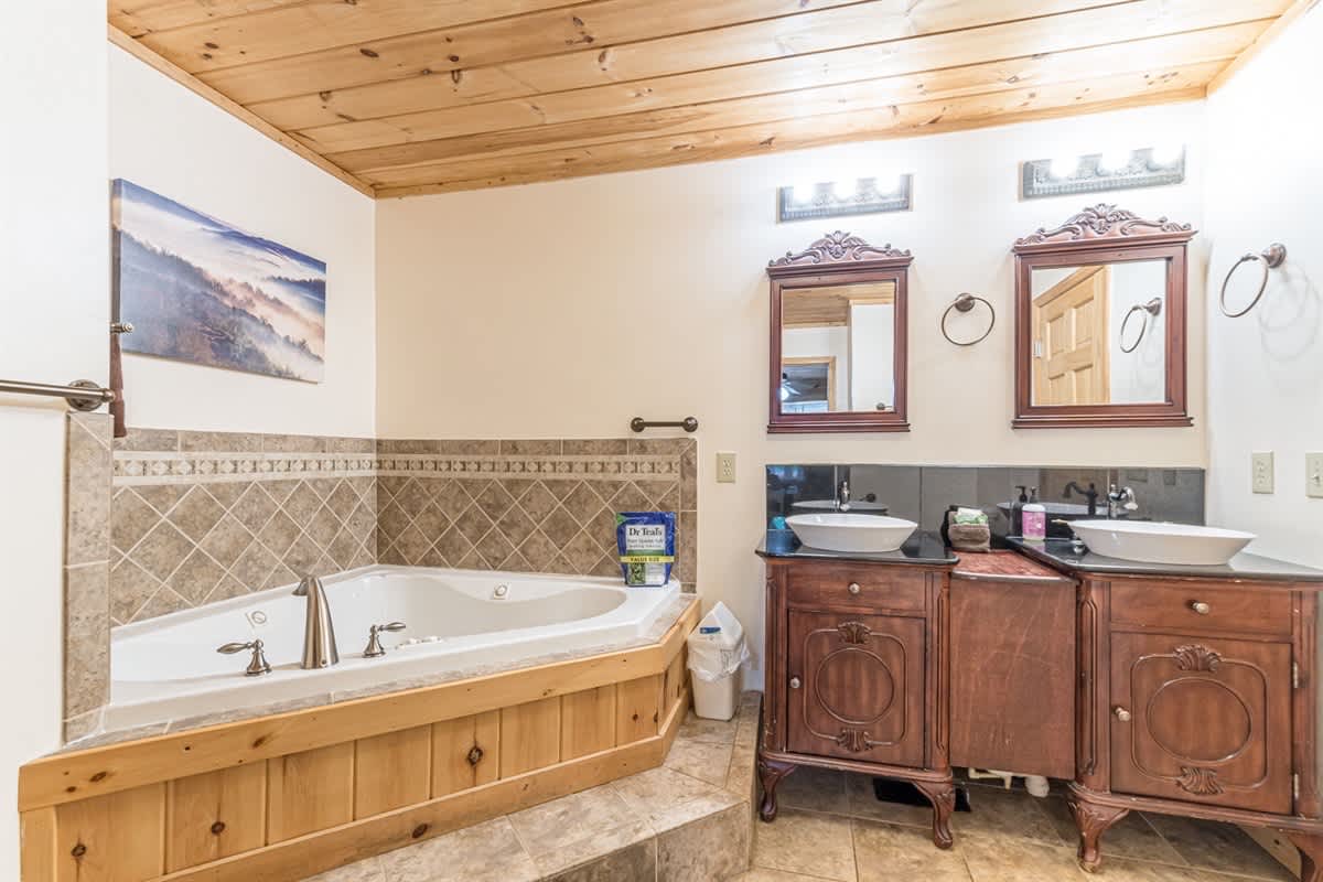 CROSS CREEK HIDEAWAY | MOUNTAINS | PET FRIENDLY