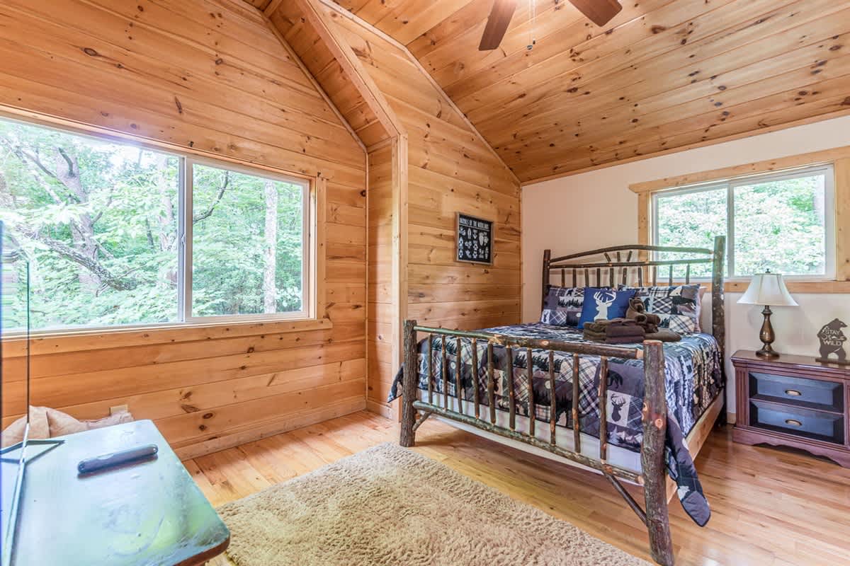CROSS CREEK HIDEAWAY | MOUNTAINS | PET FRIENDLY
