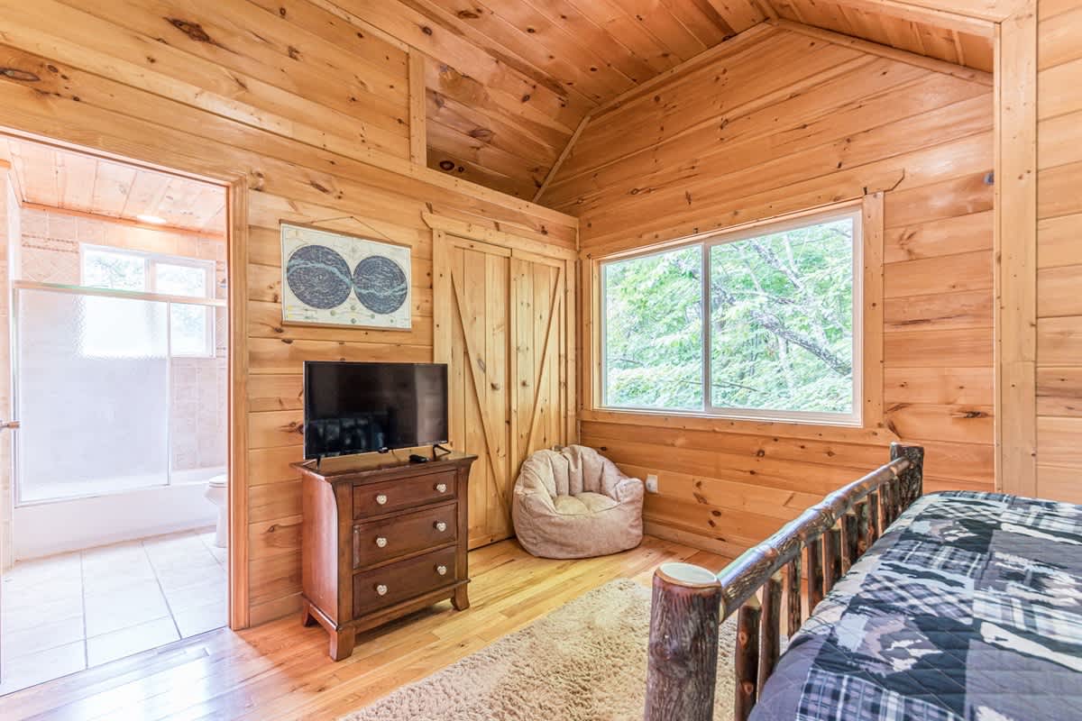 CROSS CREEK HIDEAWAY | MOUNTAINS | PET FRIENDLY