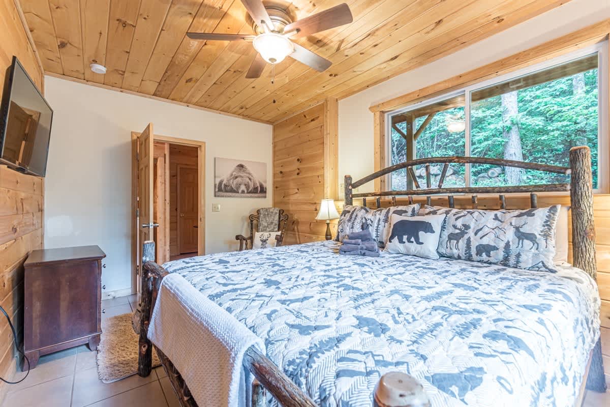 CROSS CREEK HIDEAWAY | MOUNTAINS | PET FRIENDLY