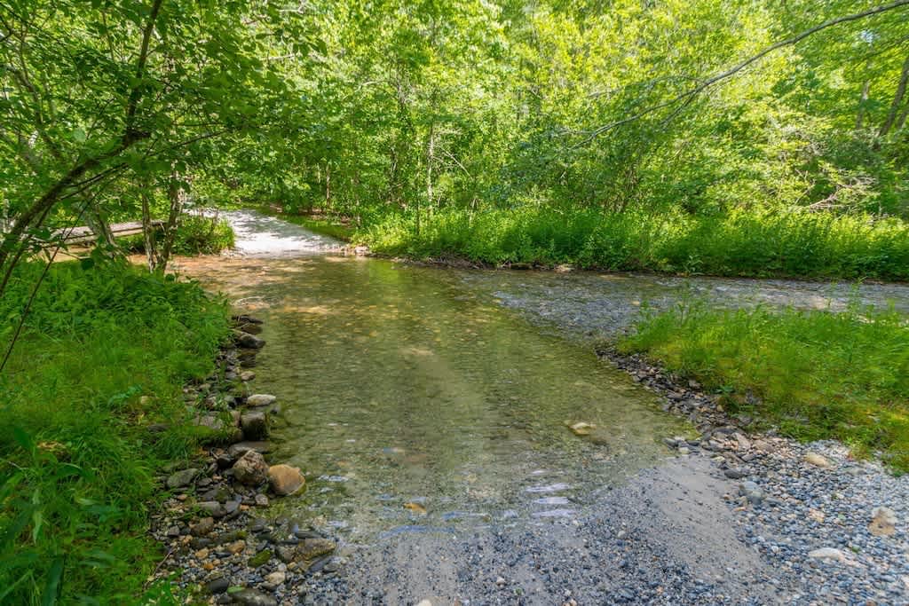 CROSS CREEK HIDEAWAY | MOUNTAINS | PET FRIENDLY