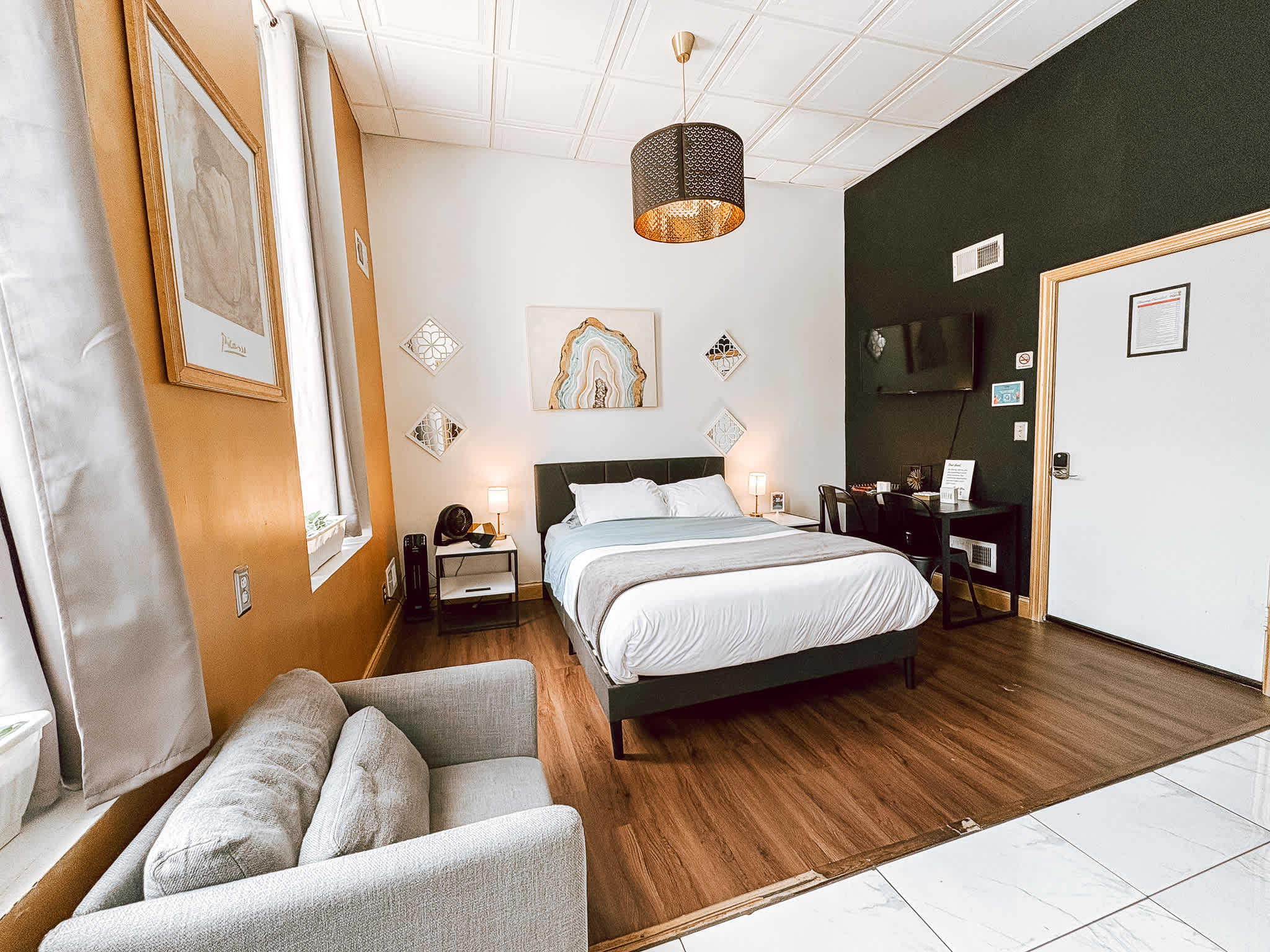 Central Downtown Queen Bed | Walk to all Venues