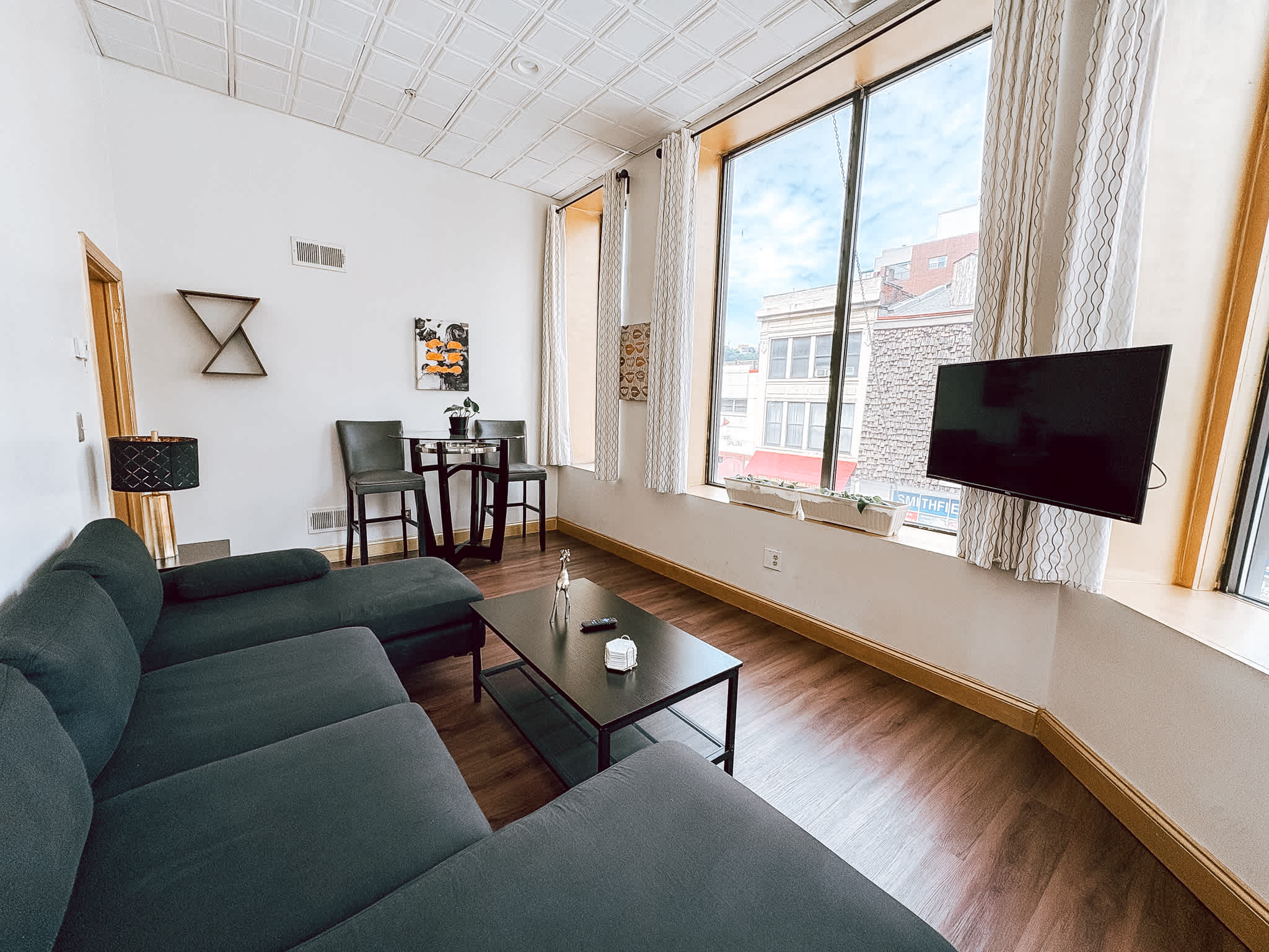 City Views | Downtown Apt | Walk Everywhere