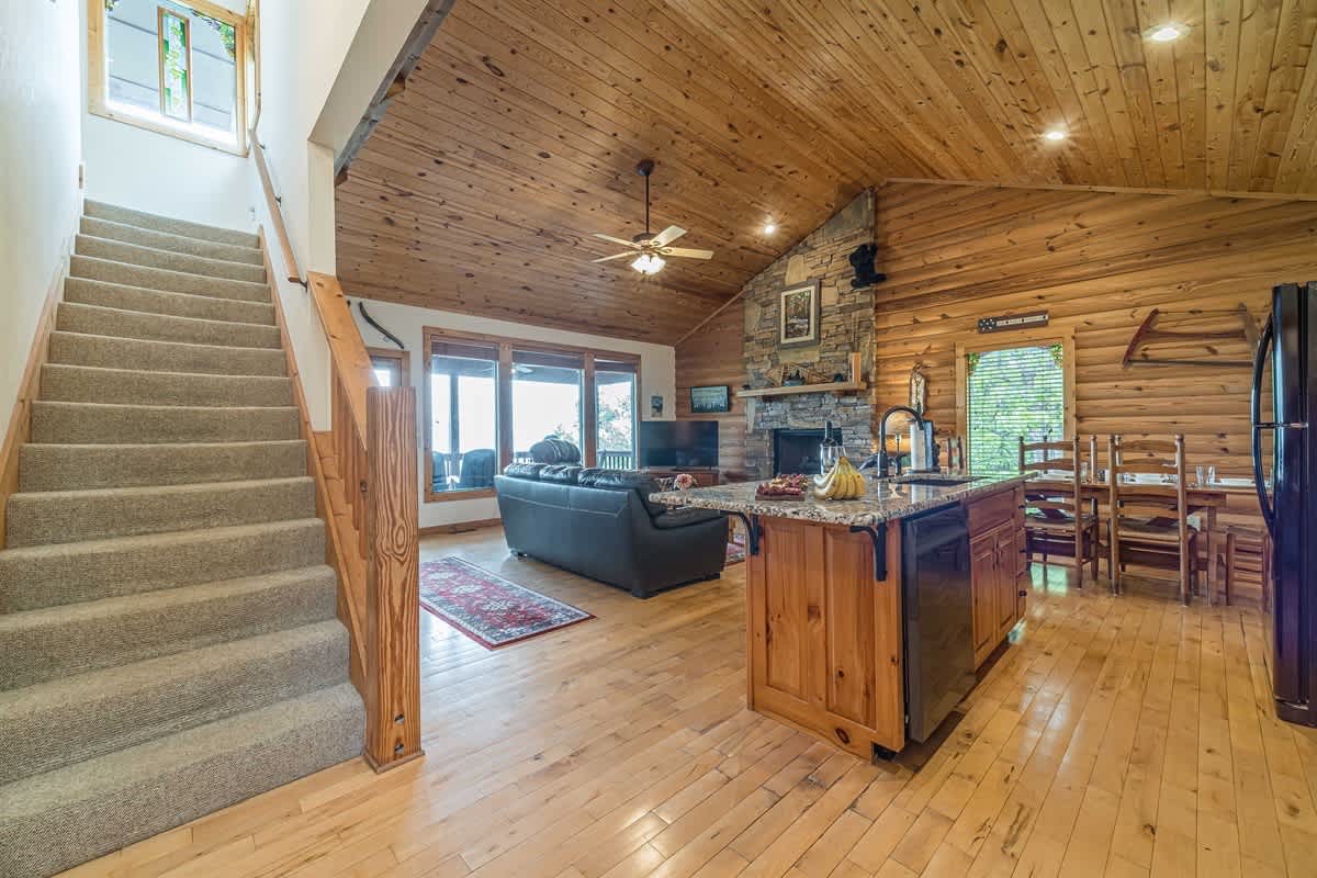 ALMOST HEAVEN |YEAR-ROUND MOUNTAIN VIEWS | HOT TUB