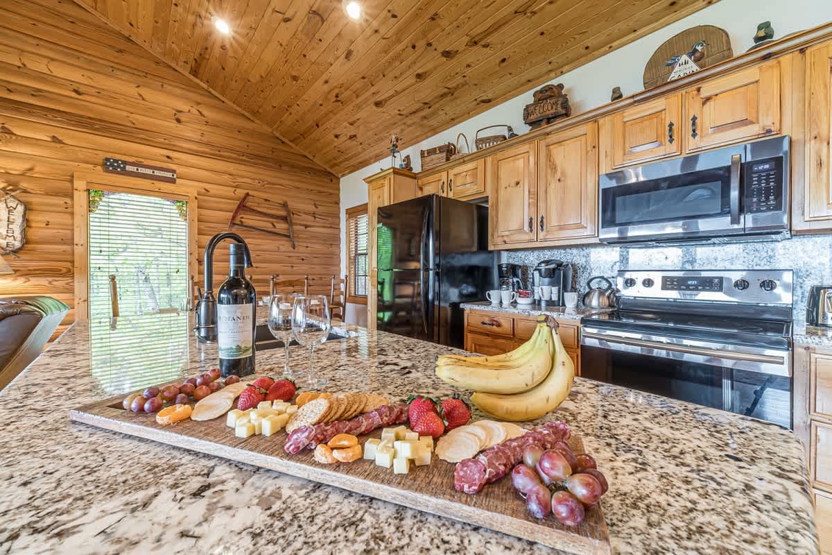 ALMOST HEAVEN |YEAR-ROUND MOUNTAIN VIEWS | HOT TUB