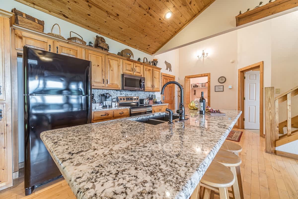 ALMOST HEAVEN |YEAR-ROUND MOUNTAIN VIEWS | HOT TUB