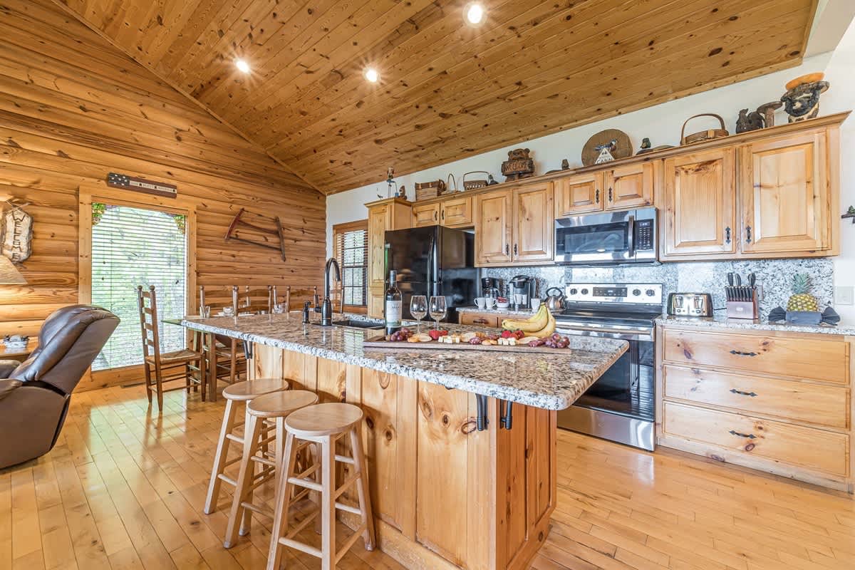 ALMOST HEAVEN |YEAR-ROUND MOUNTAIN VIEWS | HOT TUB