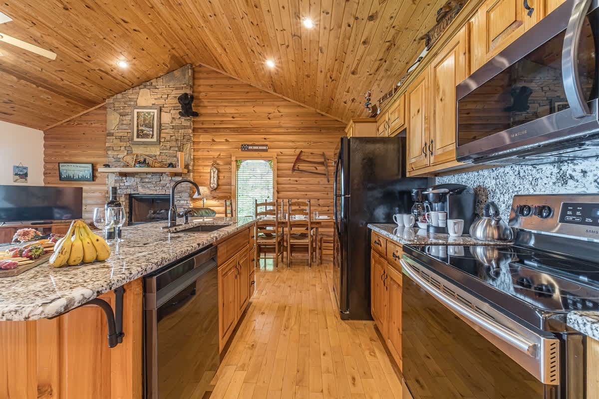 ALMOST HEAVEN |YEAR-ROUND MOUNTAIN VIEWS | HOT TUB