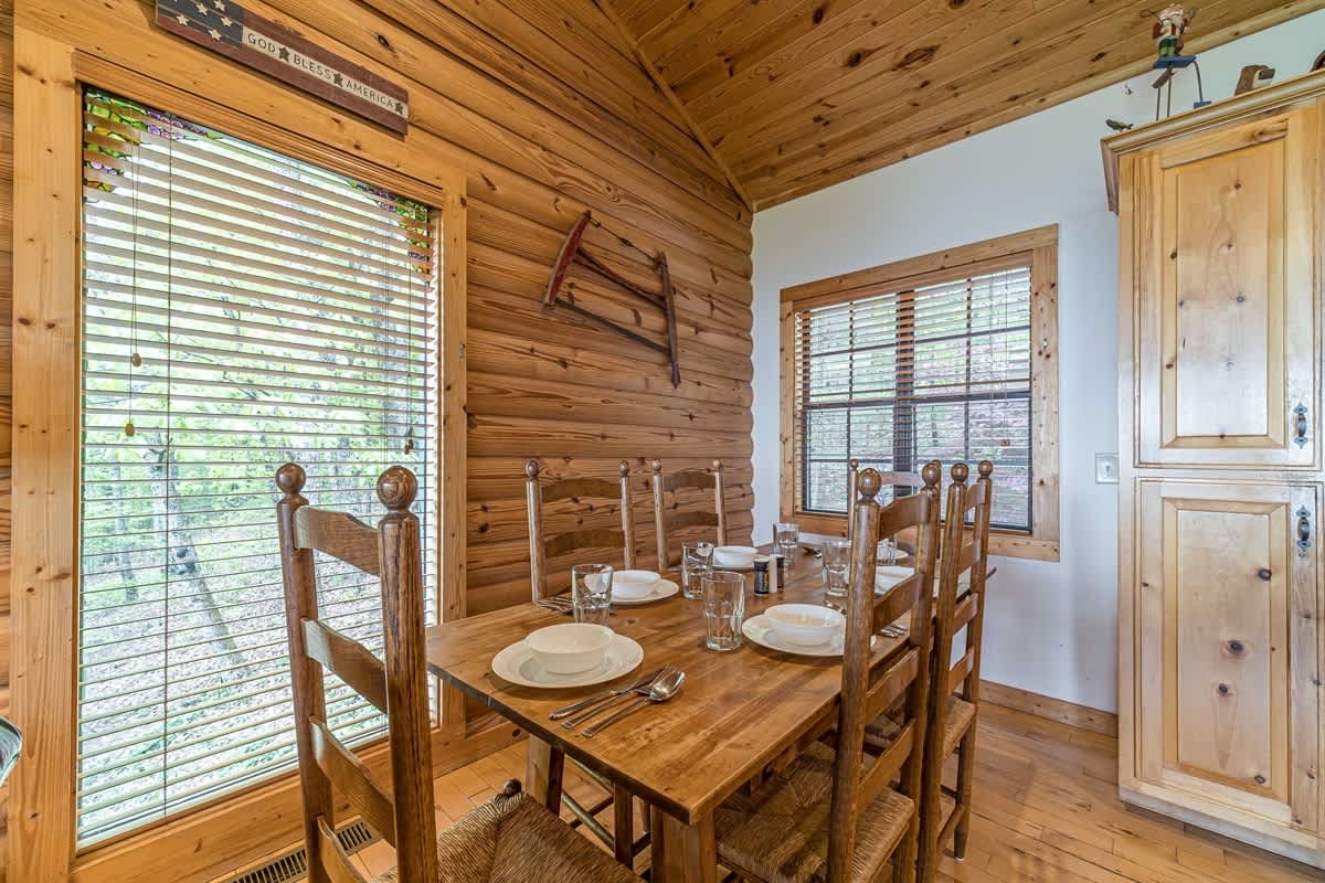 ALMOST HEAVEN |YEAR-ROUND MOUNTAIN VIEWS | HOT TUB
