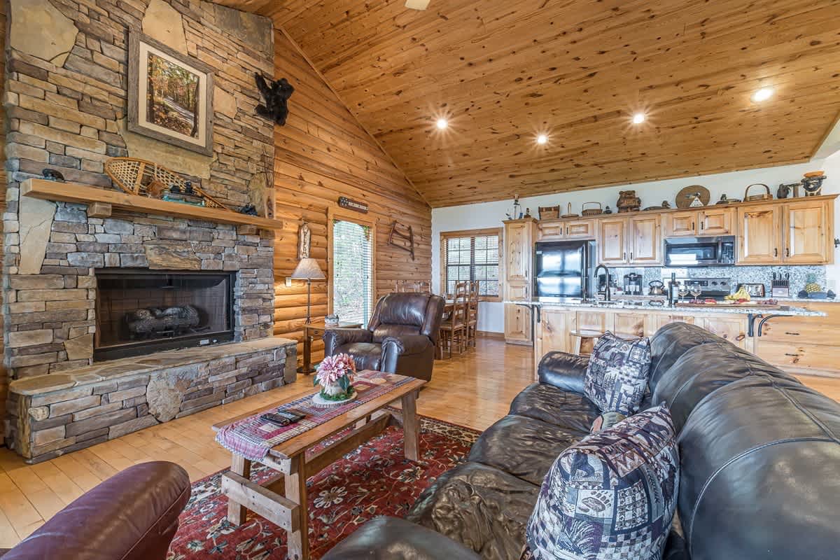 ALMOST HEAVEN |YEAR-ROUND MOUNTAIN VIEWS | HOT TUB