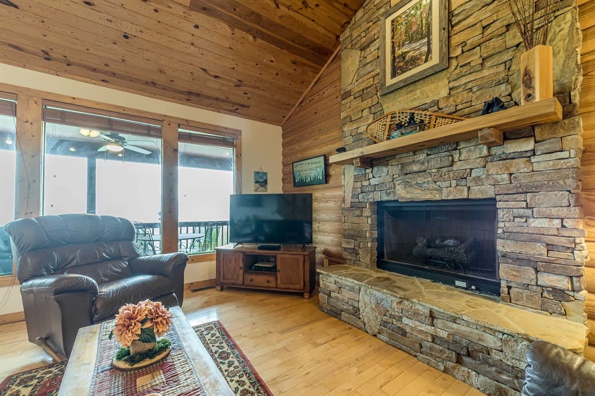 ALMOST HEAVEN |YEAR-ROUND MOUNTAIN VIEWS | HOT TUB
