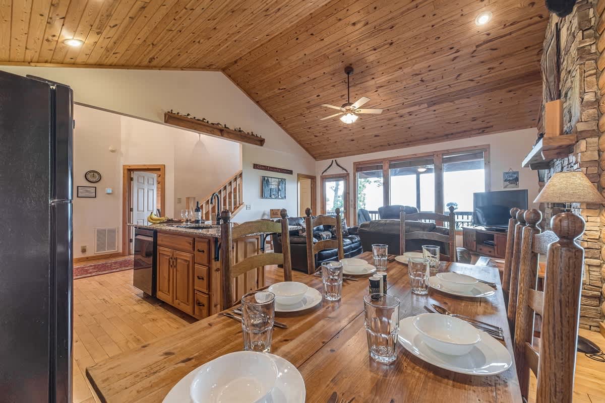 ALMOST HEAVEN |YEAR-ROUND MOUNTAIN VIEWS | HOT TUB