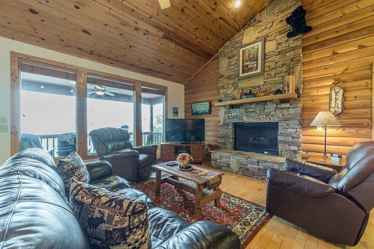 ALMOST HEAVEN |YEAR-ROUND MOUNTAIN VIEWS | HOT TUB