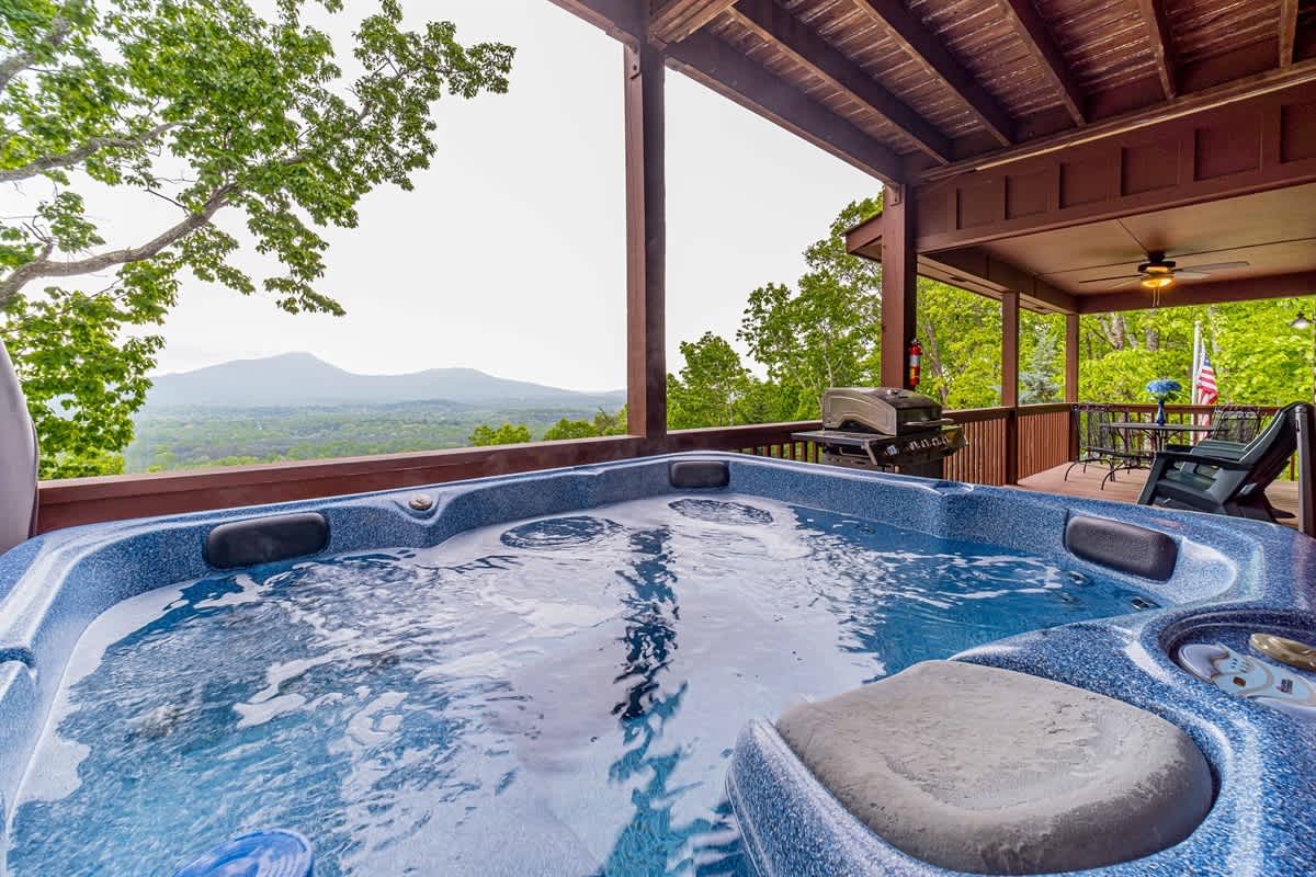 ALMOST HEAVEN |YEAR-ROUND MOUNTAIN VIEWS | HOT TUB