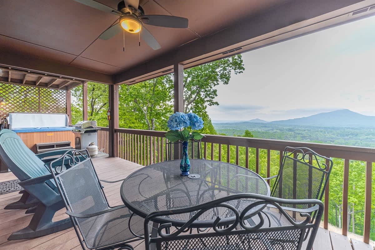 ALMOST HEAVEN |YEAR-ROUND MOUNTAIN VIEWS | HOT TUB