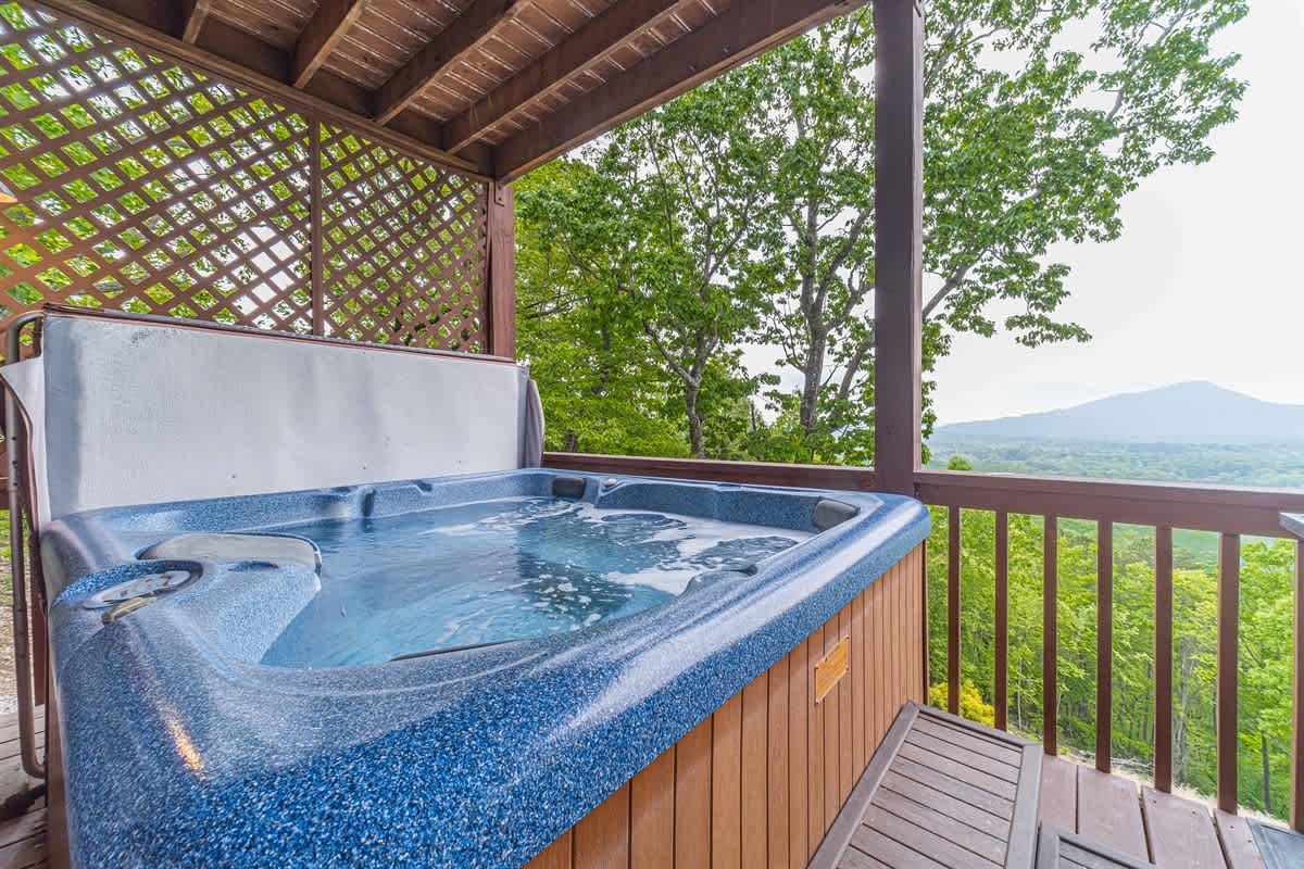 ALMOST HEAVEN |YEAR-ROUND MOUNTAIN VIEWS | HOT TUB