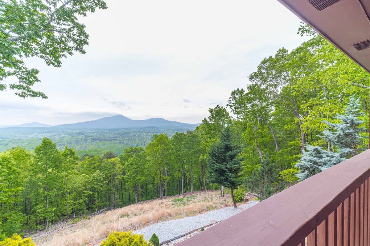 ALMOST HEAVEN |YEAR-ROUND MOUNTAIN VIEWS | HOT TUB