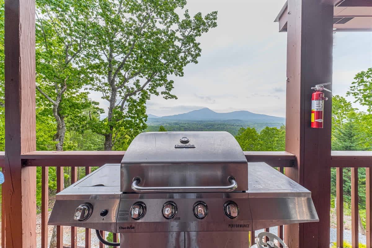 ALMOST HEAVEN |YEAR-ROUND MOUNTAIN VIEWS | HOT TUB