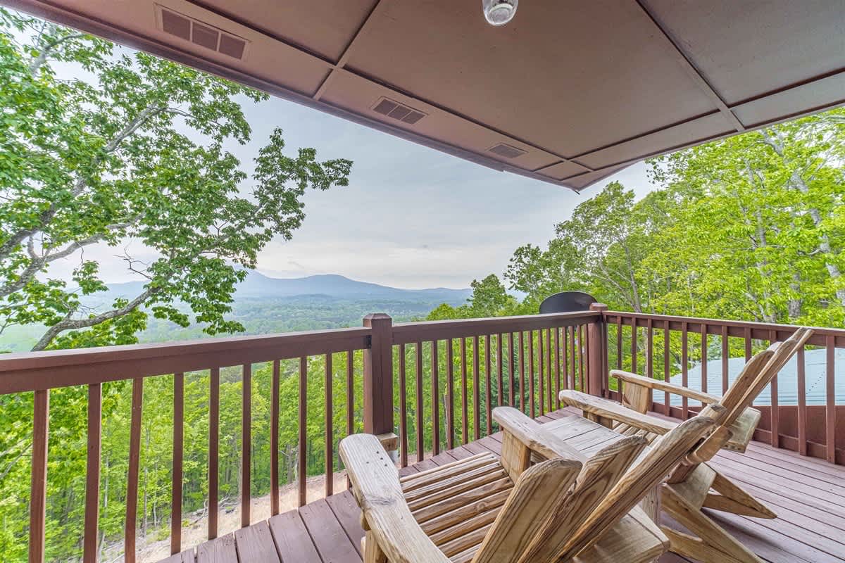 ALMOST HEAVEN |YEAR-ROUND MOUNTAIN VIEWS | HOT TUB