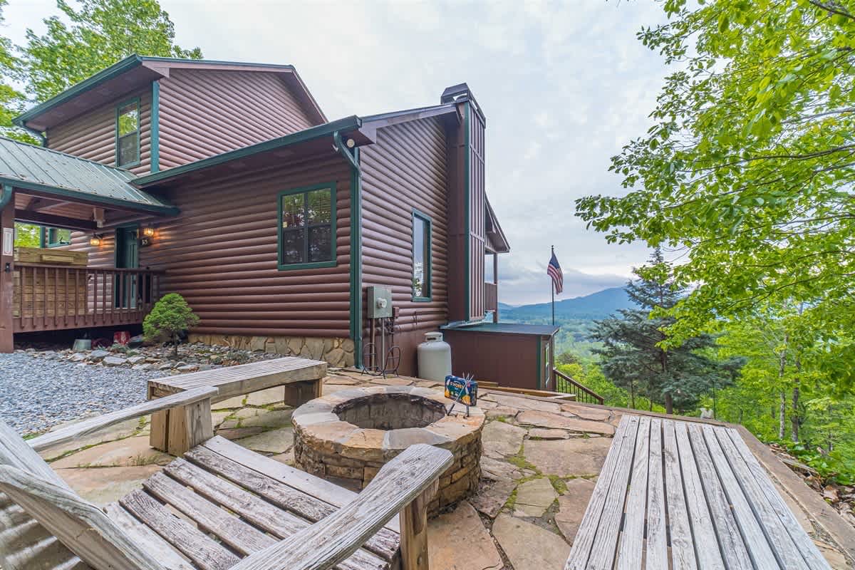 ALMOST HEAVEN |YEAR-ROUND MOUNTAIN VIEWS | HOT TUB