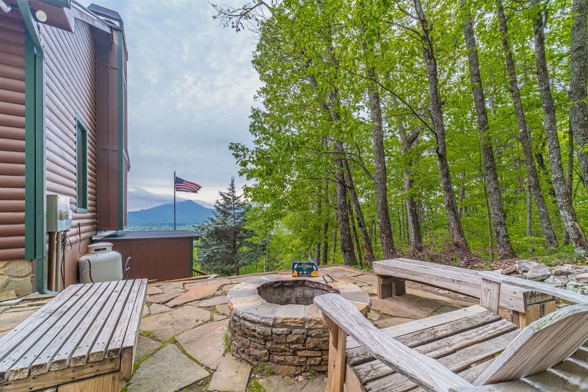 ALMOST HEAVEN |YEAR-ROUND MOUNTAIN VIEWS | HOT TUB