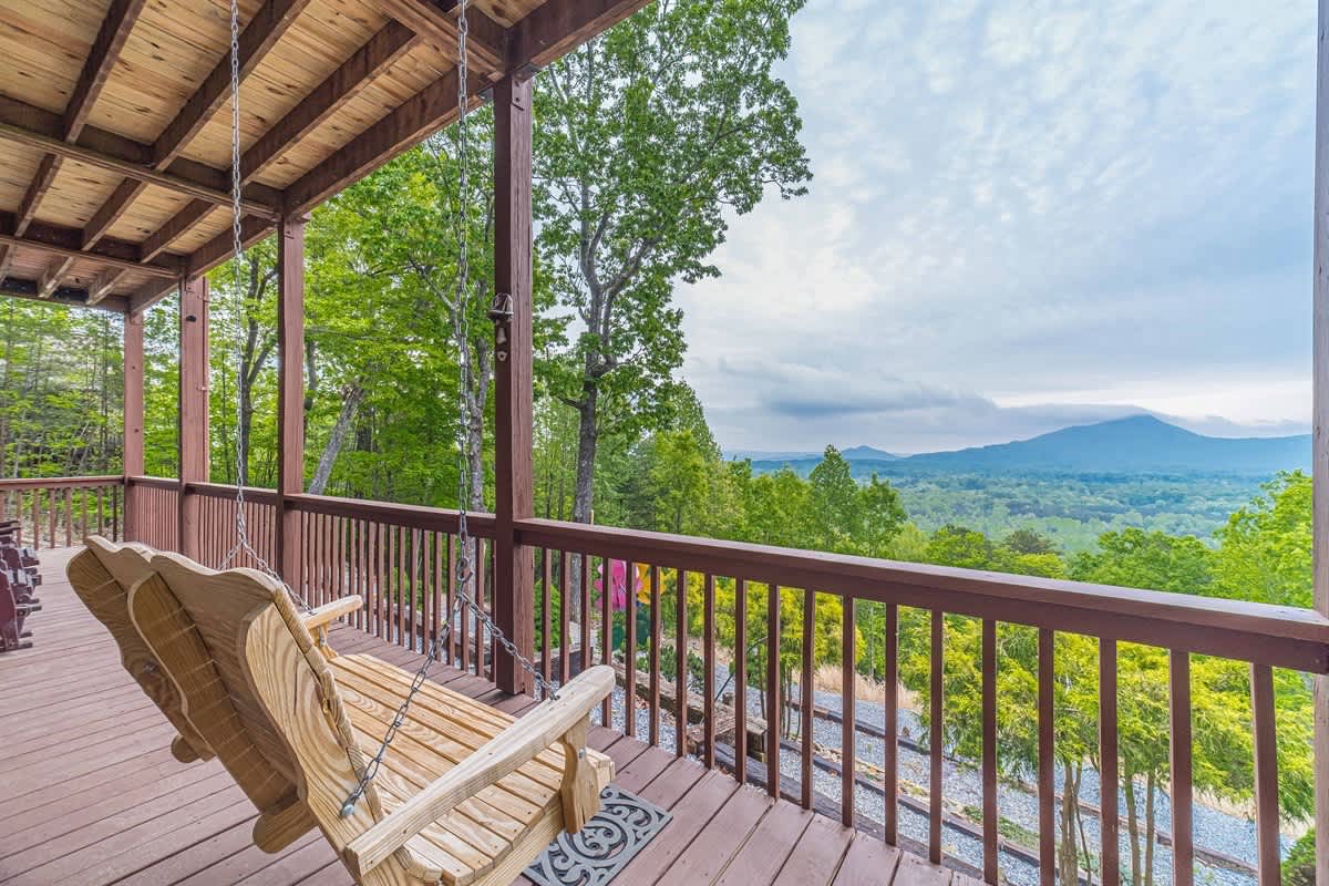 ALMOST HEAVEN |YEAR-ROUND MOUNTAIN VIEWS | HOT TUB