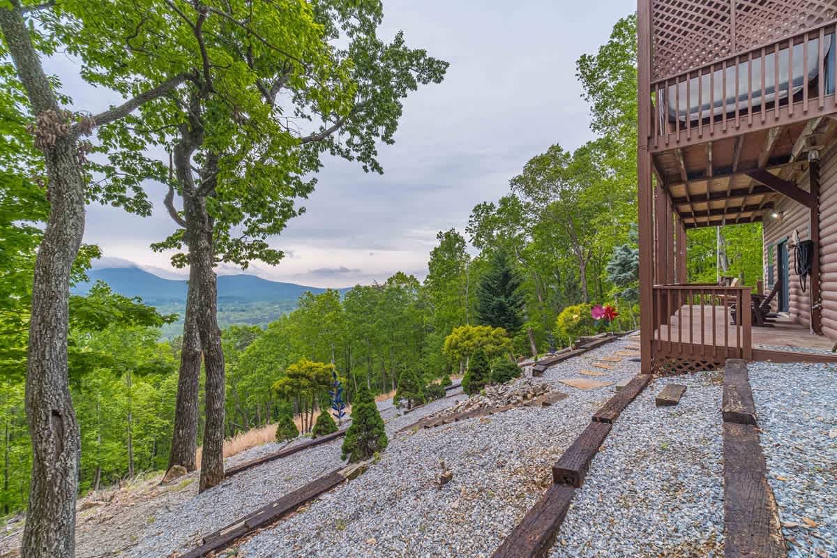 ALMOST HEAVEN |YEAR-ROUND MOUNTAIN VIEWS | HOT TUB