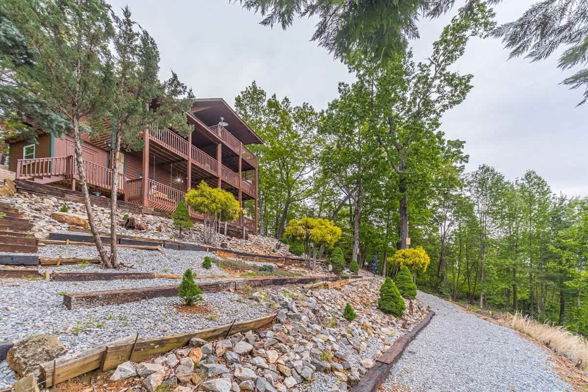 ALMOST HEAVEN |YEAR-ROUND MOUNTAIN VIEWS | HOT TUB