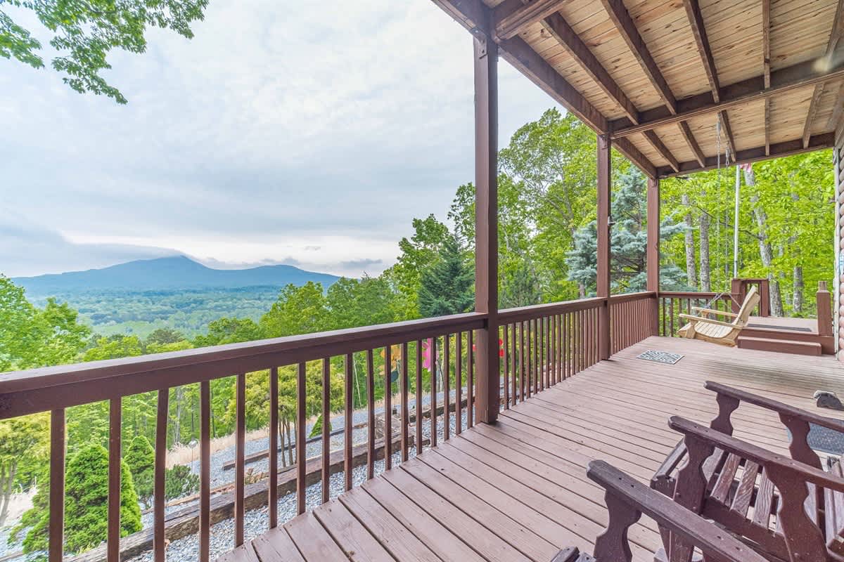 ALMOST HEAVEN |YEAR-ROUND MOUNTAIN VIEWS | HOT TUB