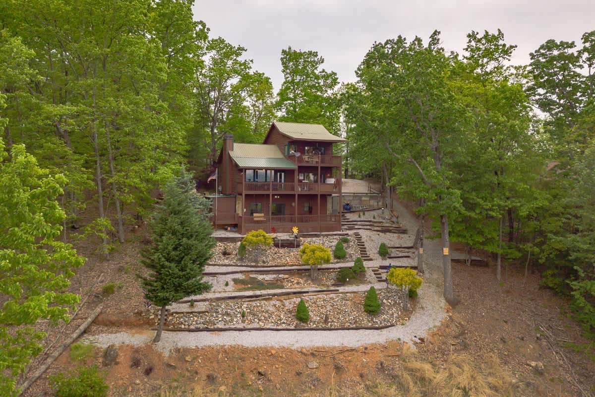 ALMOST HEAVEN |YEAR-ROUND MOUNTAIN VIEWS | HOT TUB