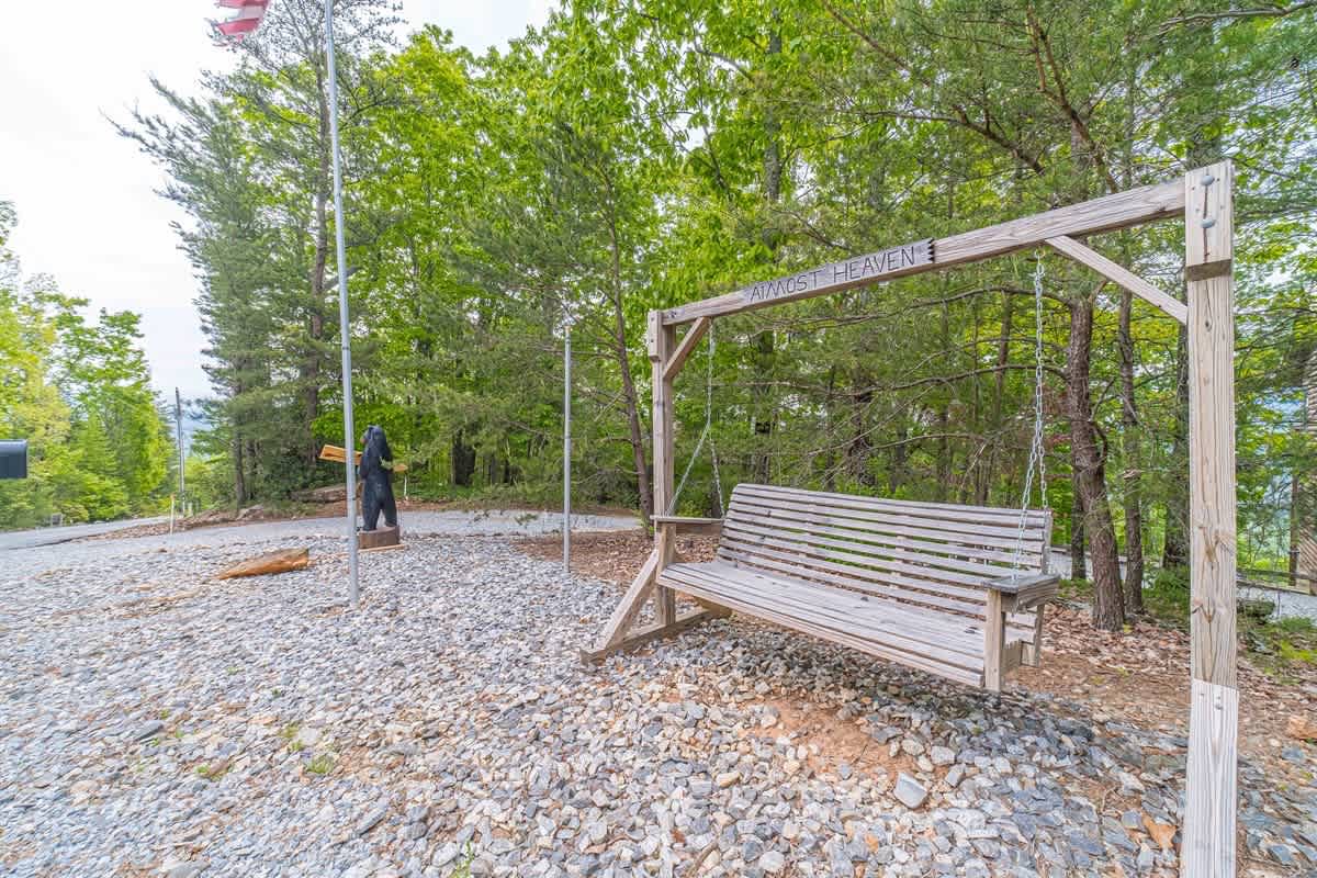 ALMOST HEAVEN |YEAR-ROUND MOUNTAIN VIEWS | HOT TUB
