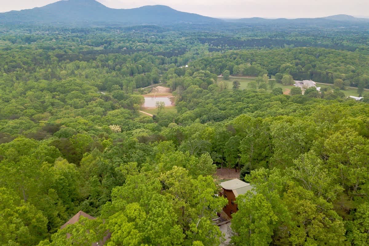 ALMOST HEAVEN |YEAR-ROUND MOUNTAIN VIEWS | HOT TUB